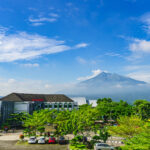 uin salatiga tampak dari atas dengan latar belakang gunung merbabu