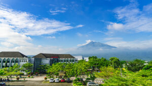 uin salatiga tampak dari atas dengan latar belakang gunung merbabu