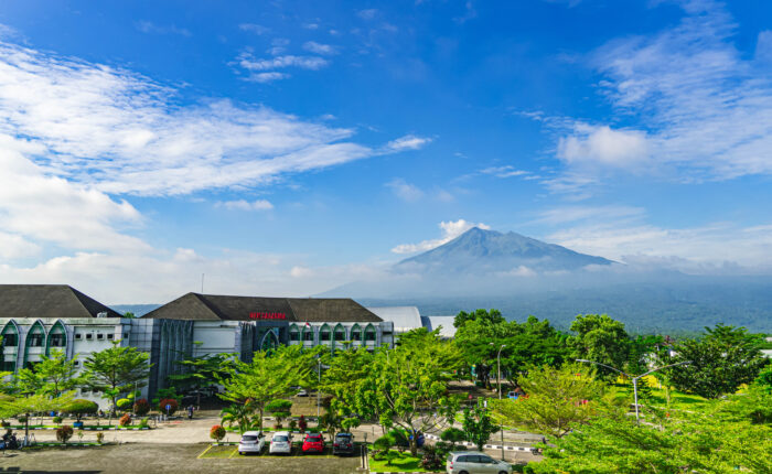 uin salatiga tampak dari atas dengan latar belakang gunung merbabu